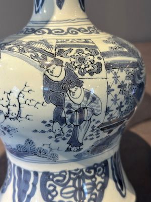 A blue and white Dutch Delft bottle-shaped chinoiserie vase with a lion, 17th C. — foto 11