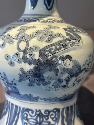 A blue and white Dutch Delft bottle-shaped chinoiserie vase with a lion, 17th C. — foto 12