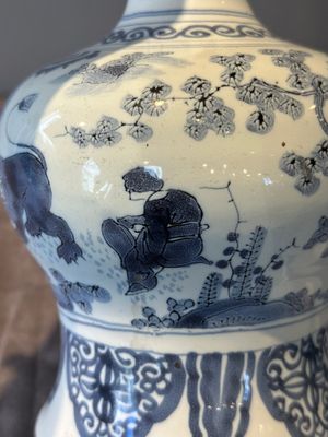 A blue and white Dutch Delft bottle-shaped chinoiserie vase with a lion, 17th C. — foto 13