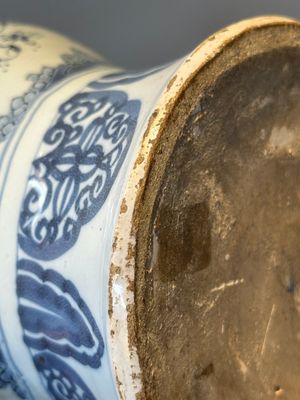 A blue and white Dutch Delft bottle-shaped chinoiserie vase with a lion, 17th C. — foto 16