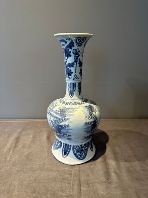 A blue and white Dutch Delft bottle-shaped chinoiserie vase with a lion, 17th C. — foto 2