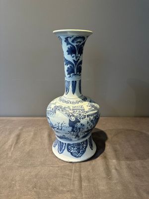A blue and white Dutch Delft bottle-shaped chinoiserie vase with a lion, 17th C. — foto 3