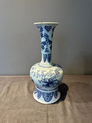 A blue and white Dutch Delft bottle-shaped chinoiserie vase with a lion, 17th C. — foto 4