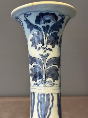 A blue and white Dutch Delft bottle-shaped chinoiserie vase with a lion, 17th C. — foto 6