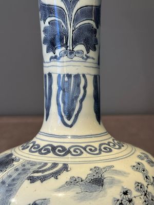 A blue and white Dutch Delft bottle-shaped chinoiserie vase with a lion, 17th C. — foto 7