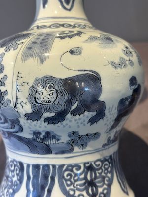A blue and white Dutch Delft bottle-shaped chinoiserie vase with a lion, 17th C. — foto 8
