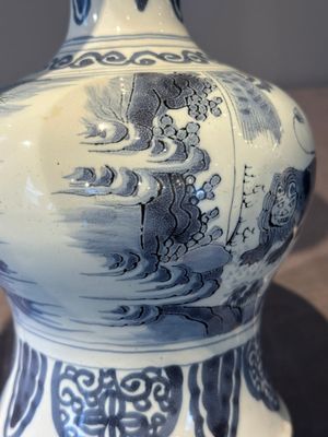 A blue and white Dutch Delft bottle-shaped chinoiserie vase with a lion, 17th C. — foto 9