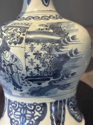 A blue and white Dutch Delft bottle-shaped chinoiserie vase with a lion, 17th C. — foto 10