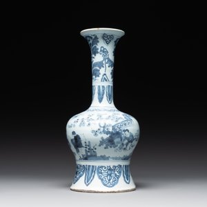 A blue and white Dutch Delft bottle-shaped chinoiserie vase with a lion, 17th C. — foto 2