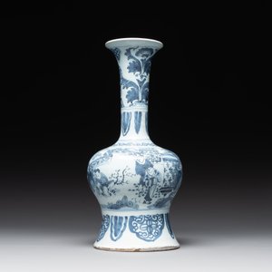 A blue and white Dutch Delft bottle-shaped chinoiserie vase with a lion, 17th C. — foto 3