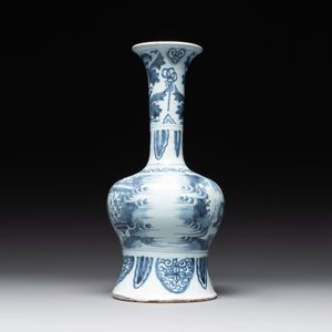 A blue and white Dutch Delft bottle-shaped chinoiserie vase with a lion, 17th C. — foto 4