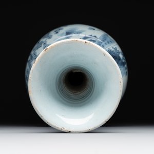 A blue and white Dutch Delft bottle-shaped chinoiserie vase with a lion, 17th C. — foto 5