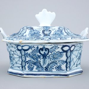A blue and white Dutch Delft butter tub on stand, 18th C. — 照片 2