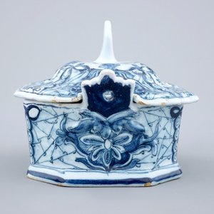 A blue and white Dutch Delft butter tub on stand, 18th C. — 照片 3