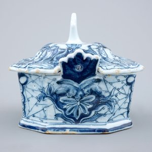 A blue and white Dutch Delft butter tub on stand, 18th C. — 照片 5