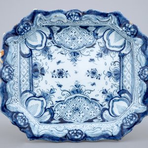 A blue and white Dutch Delft butter tub on stand, 18th C. — 照片 8