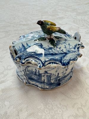 A blue and white Dutch Delft butter tub with a polychrome bird-shaped finial, 18th C. — photo 1
