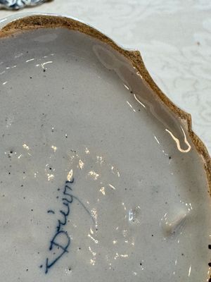 A blue and white Dutch Delft butter tub with a polychrome bird-shaped finial, 18th C. — photo 11