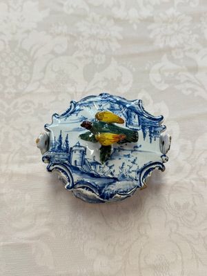 A blue and white Dutch Delft butter tub with a polychrome bird-shaped finial, 18th C. — photo 12