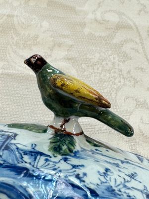A blue and white Dutch Delft butter tub with a polychrome bird-shaped finial, 18th C. — photo 13