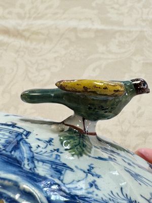 A blue and white Dutch Delft butter tub with a polychrome bird-shaped finial, 18th C. — photo 14