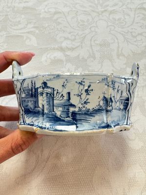 A blue and white Dutch Delft butter tub with a polychrome bird-shaped finial, 18th C. — photo 2