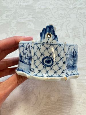 A blue and white Dutch Delft butter tub with a polychrome bird-shaped finial, 18th C. — photo 3