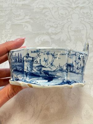 A blue and white Dutch Delft butter tub with a polychrome bird-shaped finial, 18th C. — photo 4