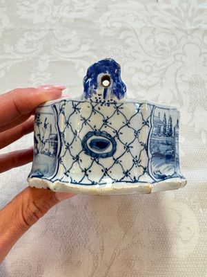 A blue and white Dutch Delft butter tub with a polychrome bird-shaped finial, 18th C. — photo 5