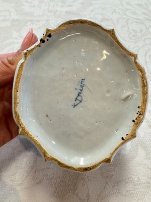 A blue and white Dutch Delft butter tub with a polychrome bird-shaped finial, 18th C. — photo 7