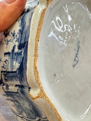 A blue and white Dutch Delft butter tub with a polychrome bird-shaped finial, 18th C. — photo 8