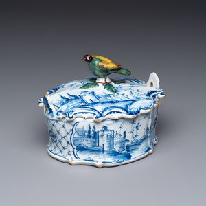 A blue and white Dutch Delft butter tub with a polychrome bird-shaped finial, 18th C. — photo 1