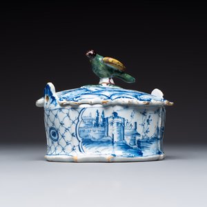 A blue and white Dutch Delft butter tub with a polychrome bird-shaped finial, 18th C. — photo 2