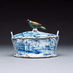 A blue and white Dutch Delft butter tub with a polychrome bird-shaped finial, 18th C. — photo 3