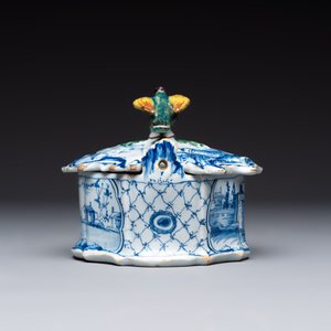 A blue and white Dutch Delft butter tub with a polychrome bird-shaped finial, 18th C. — photo 4