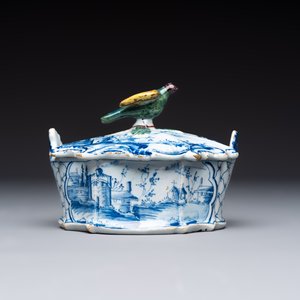 A blue and white Dutch Delft butter tub with a polychrome bird-shaped finial, 18th C. — photo 5