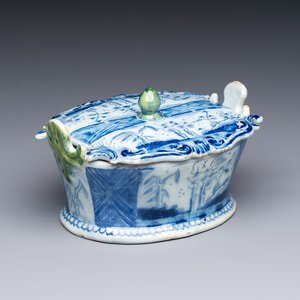 A blue and white Dutch Delft butter tub with green-glazed accents, 18th C. — 照片 1