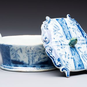 A blue and white Dutch Delft butter tub with green-glazed accents, 18th C. — 照片 2