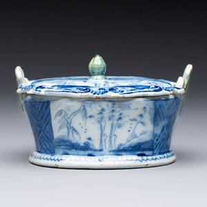 A blue and white Dutch Delft butter tub with green-glazed accents, 18th C. — 照片 3