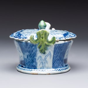 A blue and white Dutch Delft butter tub with green-glazed accents, 18th C. — 照片 4