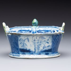 A blue and white Dutch Delft butter tub with green-glazed accents, 18th C. — 照片 5