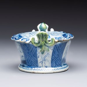 A blue and white Dutch Delft butter tub with green-glazed accents, 18th C. — 照片 6