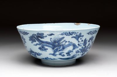 A blue and white Dutch Delft chinoiserie bowl with dragons, 17th C.
