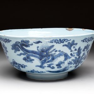 A blue and white Dutch Delft chinoiserie bowl with dragons, 17th C. — photo 1