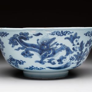 A blue and white Dutch Delft chinoiserie bowl with dragons, 17th C. — photo 2