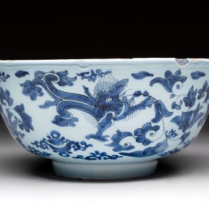 A blue and white Dutch Delft chinoiserie bowl with dragons, 17th C. — photo 3