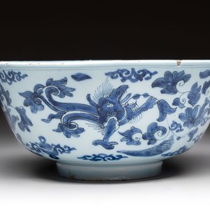A blue and white Dutch Delft chinoiserie bowl with dragons, 17th C. — photo 4