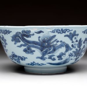 A blue and white Dutch Delft chinoiserie bowl with dragons, 17th C. — photo 5
