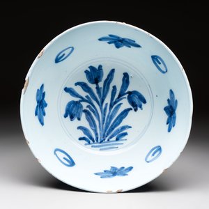 A blue and white Dutch Delft chinoiserie bowl with dragons, 17th C. — photo 6