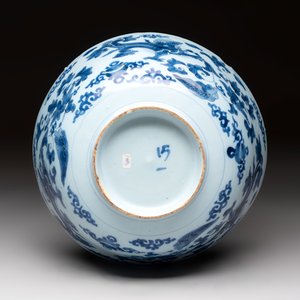 A blue and white Dutch Delft chinoiserie bowl with dragons, 17th C. — photo 7